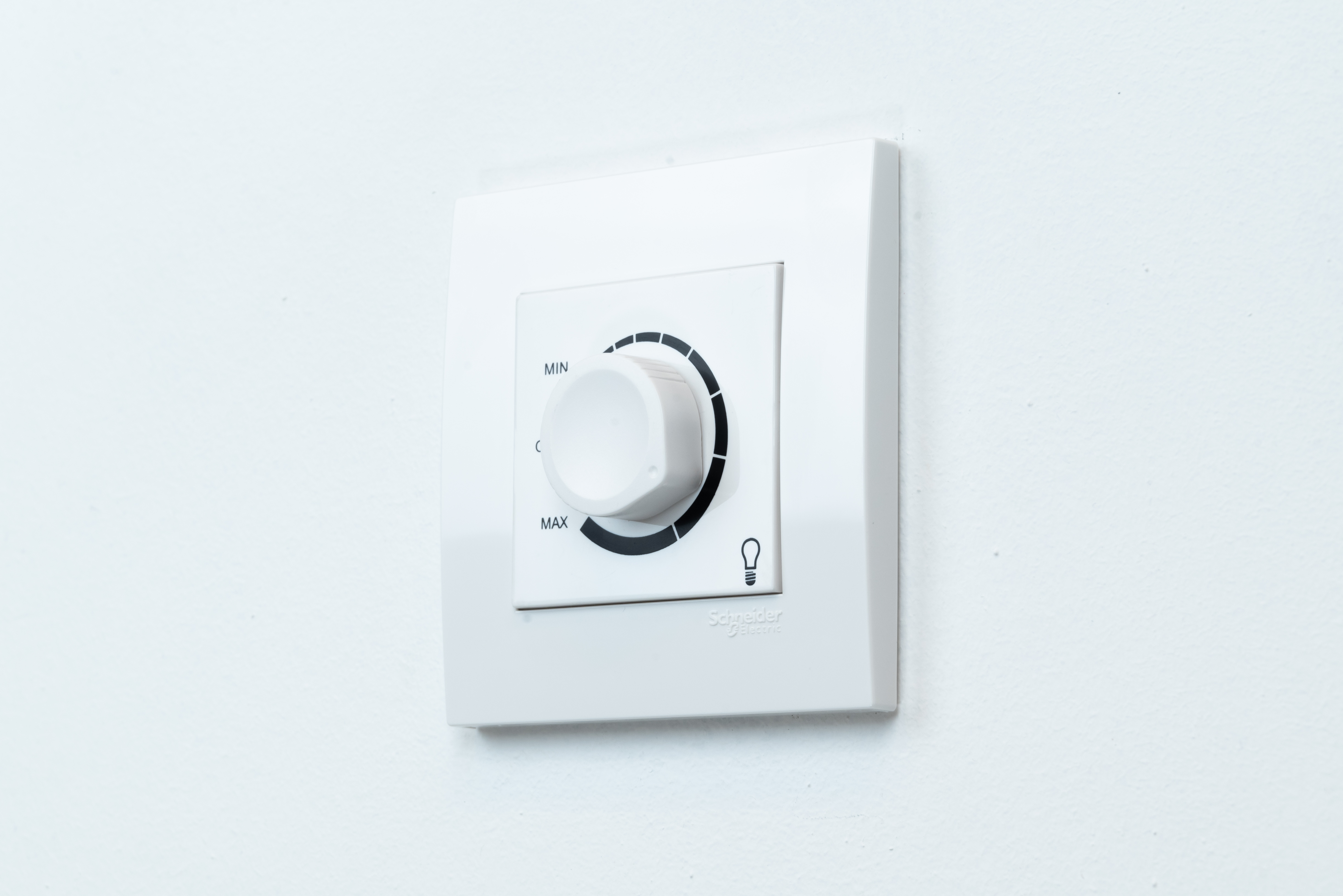 A basic dimmer switch with integrated off setting